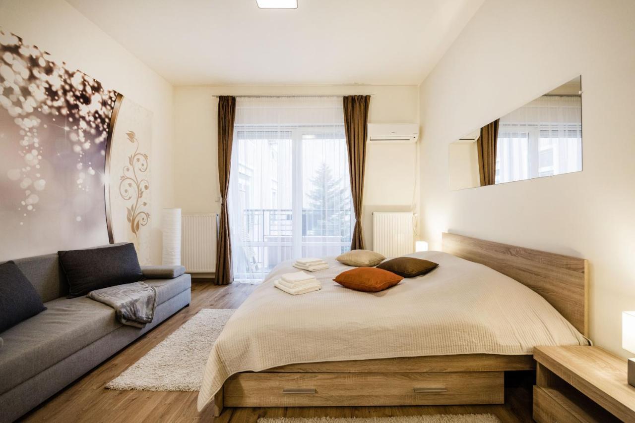 Downtown Charm With Balcony And Garden View Apartment Budapest Exterior photo
